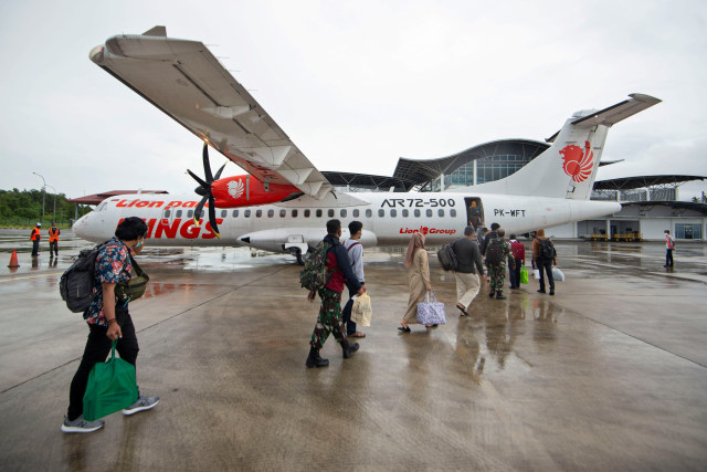 Sejumlah penumpang mengantre masuk pesawat komersial Wings Air tujuan Batam di Bandara Raden Sadjad, Ranai, Kabupaten Natuna, Kepulauan Riau, Selasa (17/11). Foto: Aditya Pradana Putra/Antara Foto