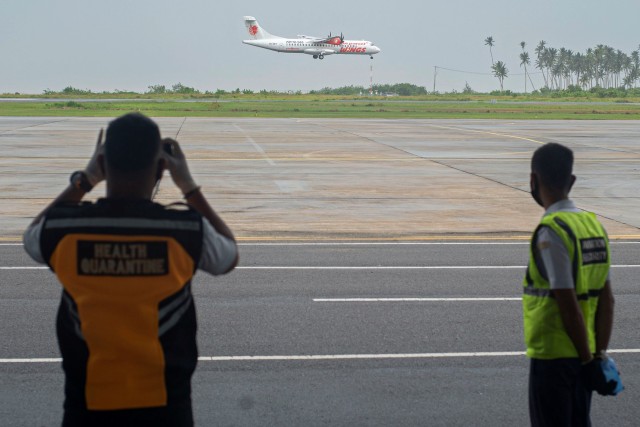 Pesawat komersial Wings Air asal Batam tiba di Bandara Raden Sadjad, Ranai, Kabupaten Natuna, Kepulauan Riau. Foto: Aditya Pradana Putra/Antara Foto