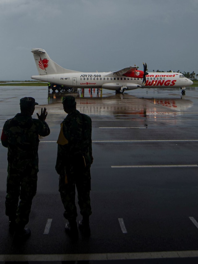 Pesawat komersial Wings Air asal Batam tiba di Bandara Raden Sadjad, Ranai, Kabupaten Natuna, Kepulauan Riau. Foto: Aditya Pradana Putra/Antara Foto