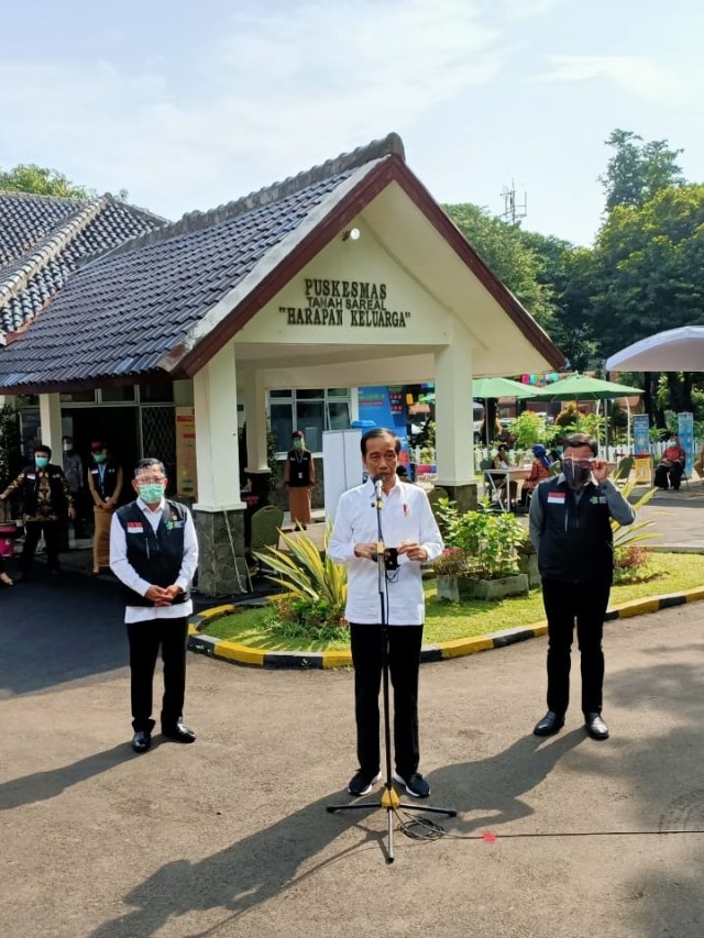 Jokowi usai meninjau simulasi vaksinasi corona di Puskesmas Tanah Sereal, Bogor, Rabu (18/11/2020). Foto: Fahrian Saleh/kumparan