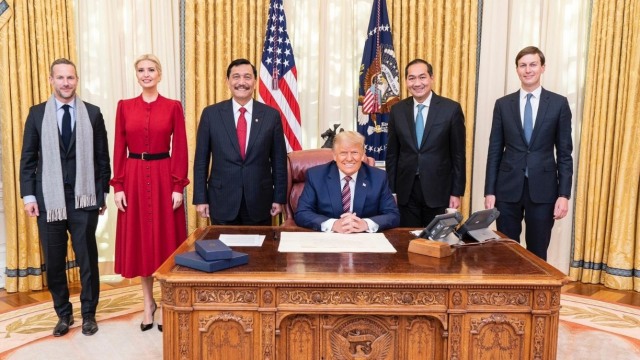 Menteri Koordinator Bidang Kemaritiman dan Investasi Luhut Binsar Pandjaitan bertemu dengan Presiden AS Donald Trump di Gedung Putih, Amerika Serikat.  Foto: KBRI Washington DC