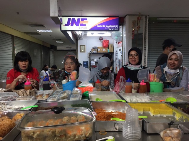Melihat Penampilan Unik Penjual Kue Khas Pontianak di ITC Mangga Dua (13303)