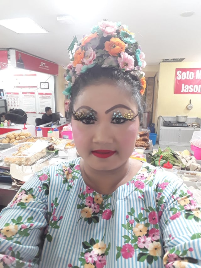 Melihat Penampilan Unik Penjual Kue Khas Pontianak di ITC Mangga Dua (13304)