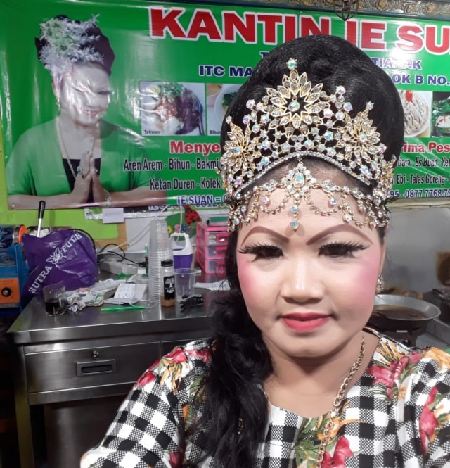 Melihat Penampilan Unik Penjual Kue Khas Pontianak di ITC Mangga Dua (13305)