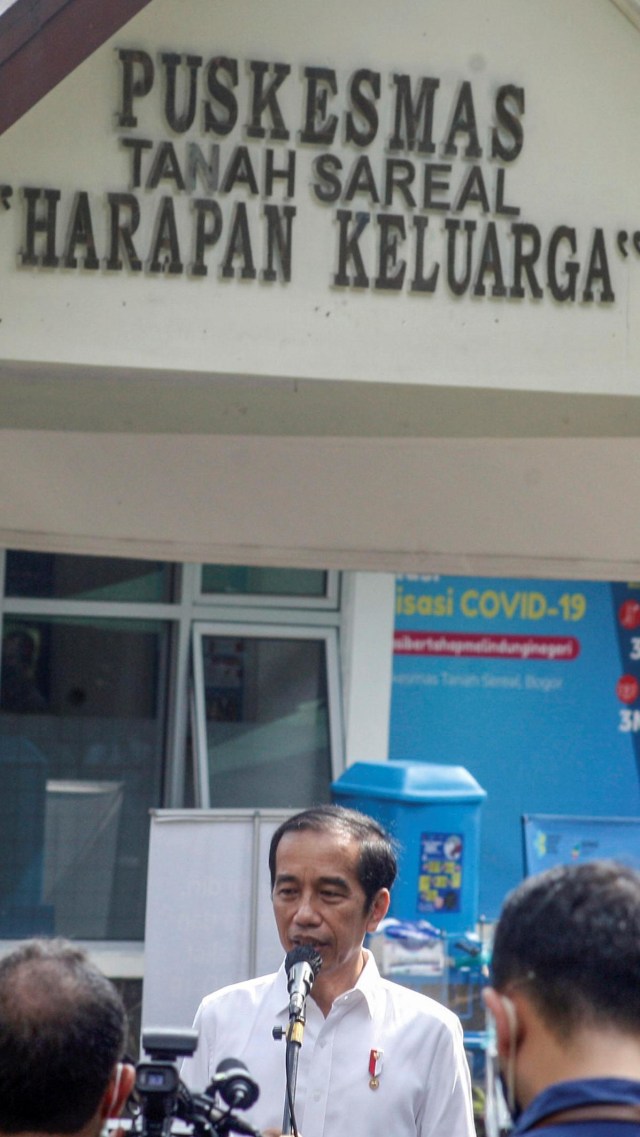 Presiden Joko Widodo usai meninjau simulasi pemberian vaksinasi COVID-19, di Puskesmas Tanah Sareal, Kota Bogor, Jawa Barat, Rabu (18/11). Foto: Yulius Satria Wijaya/ANTARA FOTO