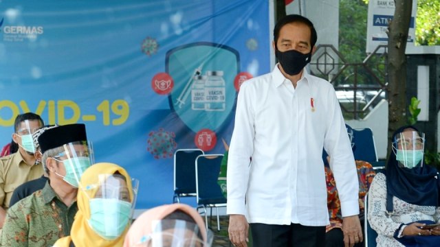 Presiden Joko Widodo saat meninjau simulasi pemberian vaksinasi COVID-19, di Puskesmas Tanah Sareal, Kota Bogor, Jawa Barat, Rabu (18/11). Foto: Biro Pers Sekretariat Presiden