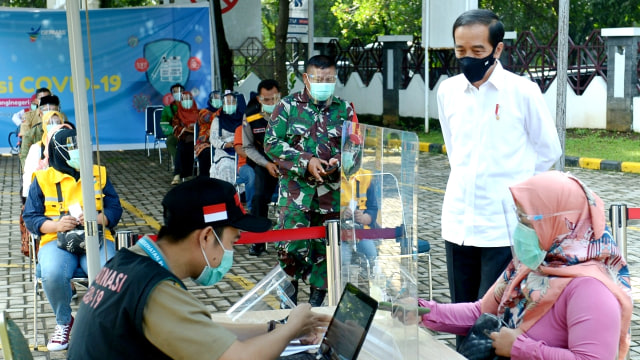 Saat Jokowi Bicara Vaksinasi Corona di Puskesmas Tanah Sareal Bogor (15875)