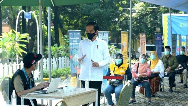 Saat Jokowi Bicara Vaksinasi Corona di Puskesmas Tanah Sareal Bogor (15872)