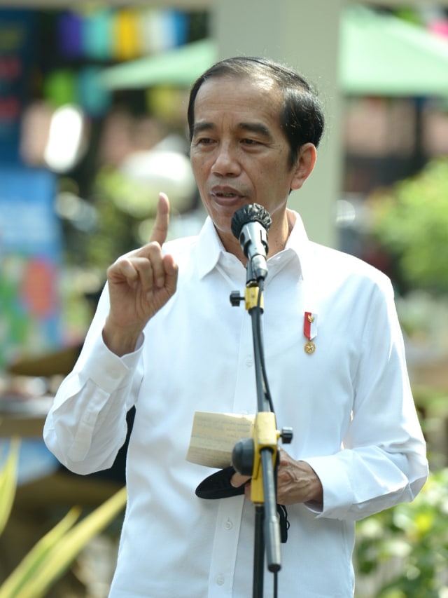 Presiden Joko Widodo usai meninjau simulasi pemberian vaksinasi COVID-19, di Puskesmas Tanah Sareal, Kota Bogor, Jawa Barat, Rabu (18/11). Foto: Biro Pers Sekretariat Presiden
