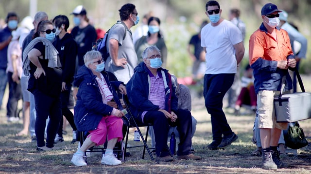 Orang-orang yang mengantre di lokasi pengujian virus corona, di Adelaide, Australia, Selasa (17/11). Foto: AAP/Kelly Barnes via REUTERS