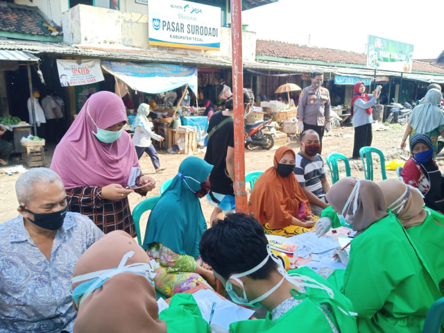 Ratusan Pedagang di Pasar Suradadi Tegal Kabur Saat Akan Dites Swab (11502)