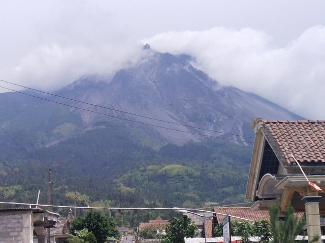 Status Gunung Merapi ditingkatkan menjadi Siaga Level III sejak Kamis 5 November 2020. Sebelumnya, aktivitas Gunung Merapi meningkat pada tahun 2018