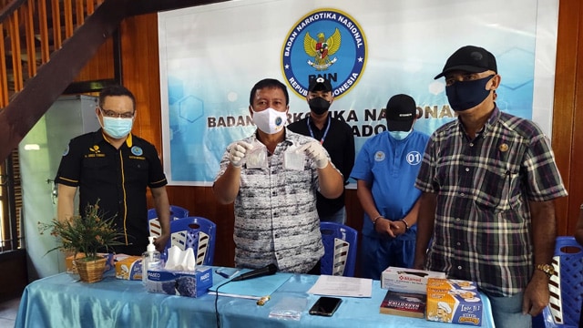 BNN Kota Manado merilis penangkapan pelaku yang membawa narkoba jenis sabu