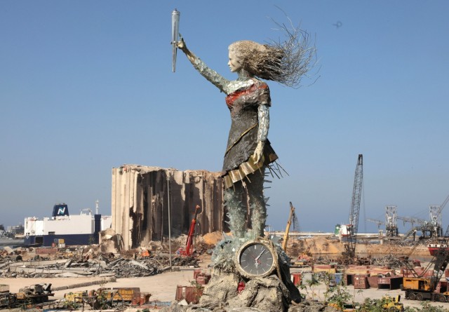 Seniman buat patung dari puing bekas ledakan di Beirut, Lebanon. (Foto: Mohamed Azakir/REUTERS)