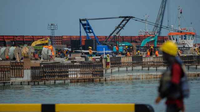 Pekerja menyelesaikan proyek pembangunan Pelabuhan Patimban, Kabupaten Subang, Jawa Barat, Rabu (18/11).  Foto: Raisan Al Farisi/ANTARA FOTO