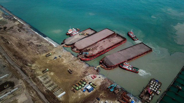 Foto udara proyek pembangunan Pelabuhan Patimban, Kabupaten Subang, Jawa Barat, Rabu (18/11).  Foto: Raisan Al Farisi/ANTARA FOTO
