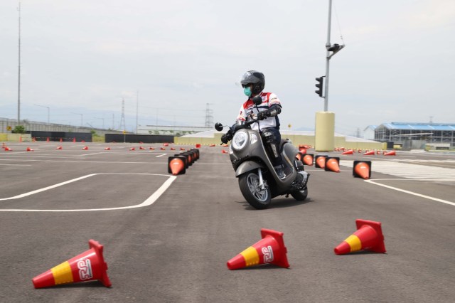 Menguji Kelincahan dan Akomodasi Honda Scoopy Baru, Bagasinya Muat Apa Saja? (48867)