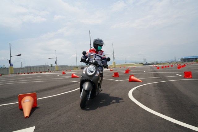 Menguji Kelincahan dan Akomodasi Honda Scoopy Baru, Bagasinya Muat Apa Saja? (48868)