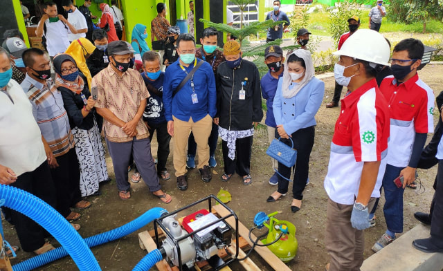 Sejumlah stakeholder melihat operasional paket program konvers BBM ke BBG untuk mesin pompa air kepada petani di Kantor Dinas Pertanian dan Ketahanan Pangan Kabupaten Tegal, Rabu (18/11/2020).