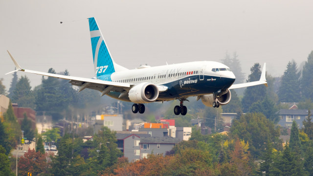 Pesawat Boeing 737 MAX sekembalinya dari penerbangan evaluasi di Boeing Field di Seattle, Washington, AA, (30/11). Foto: Mike Siegel/Pool via REUTERS