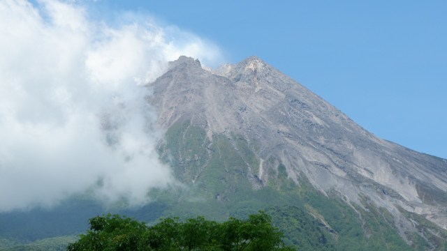 Potret Gunung Merapi pada Rabu (18/11). Foto:  Arfiansyah Panji Purnandaru/kumparan