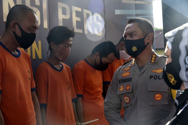 Kapolresta Cirebon Kombes Pol M. Syahduddi saat memeriksa pelaku penganiayaan. (Juan)