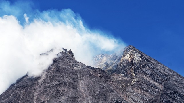Potret Gunung Merapi pada Rabu (18/11).
 Foto: ANTARAFOTO/Andreas Fitri Atmoko