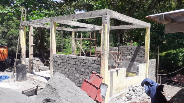 Tampak pembangunan gedung dilakukan menggunakan fondasi serta tiang lama. Hal ini yang memicu protes oleh Aliansi Masyarakat Pulau Hiri. Foto: Istimewa