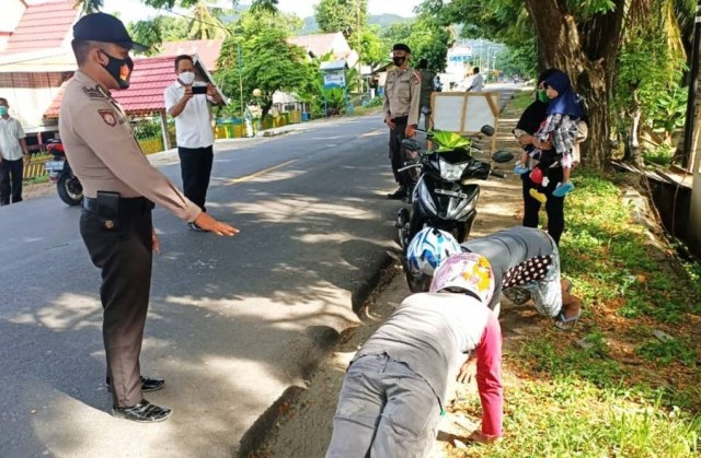 Tak Pakai Masker, Pengguna Jalan di Majene, Sulbar, Disanksi Push Up (38316)