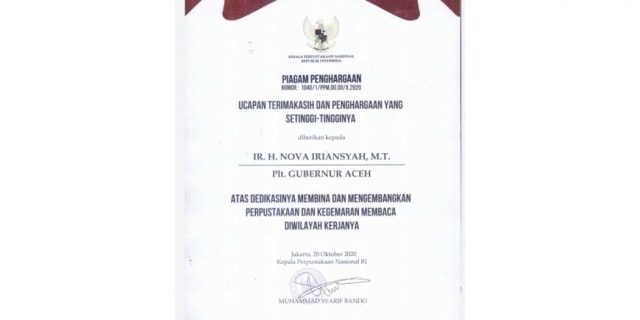 Piagam peunghargaan nyang dibri le Keupala Perpustakaan Nasional keu Bapak Gubernur Aceh, Nova Iriansyah. Foto: Dok. Humas Setda Aceh