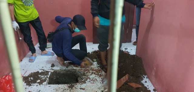 Penemuan diduga tulang manusia di rumah kontrakan di Jalan Kopral Daman RT1/3, Kelurahan Sawangan Baru, Kecamatan Sawangan, Depok Foto: Dok. kumparan