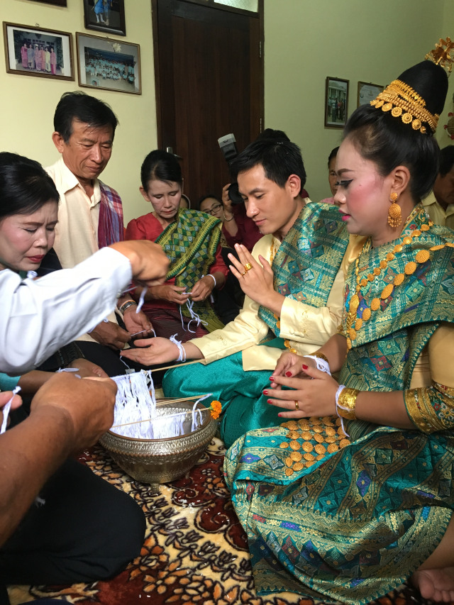 Makna di Balik Baci, Ritual Adat Khas Laos (49035)