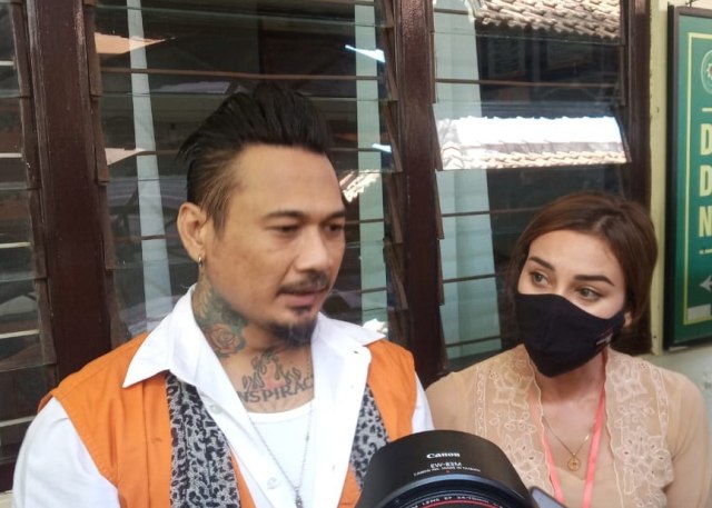Beri Dukungan Moral, Anji Hadiri Sidang Vonis Jerinx (322)