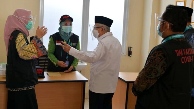 Wapres Ma'ruf Amin meninjau simulasi vaksinasi di Puskesmas Cikarang, Bekasi, Jawa Barat, Kamis (19/11). Foto: KIP