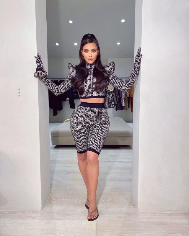 Kim Kardashian dengan busana desainer terkenal Balmain Paris. Foto: Instagram / @kimkardashian