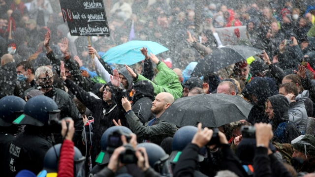 Sejumlah demonstran saat aksi protes di dekat Gerbang Brandenburger di Berlin, Rabu (18/11). Foto: Christian Mang/REUTERS