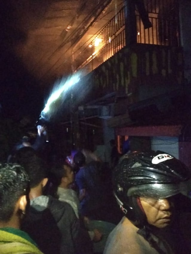 Warga dan tim pemadam berusaha memadamkan api di Aceh Tenggara. Dok. BPBA