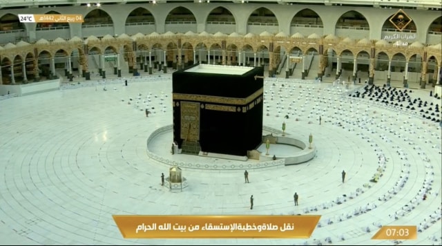 Jemaah umrah mengikuti salat Istisqa atau salat minta hujan di Masjidil Haram, Kamis (19/11). Foto: Youtube/Makkah Live