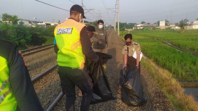 Proses evakuasi seorang pria tewas tertabrak kereta jenis angkutan barang Tambun Selatan, Kabupaten Bekasi, Jawa Barat pada Kamis (19/11). Foto: Dok. Istimewa