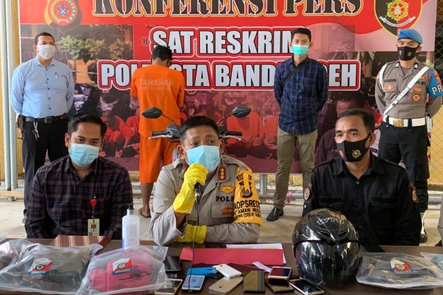Konferensi pers pengungkapan kasus pembacokan KD di kawasan Lambaro di Mapolresta Banda Aceh, Kamis (19/11). Foto: Dok. Polresta Banda Aceh