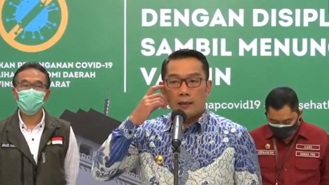 Gubernur Jawa Barat Ridwan Kamil memberikan keterangan pers Gedung Sate, Bandung, Kamis (19/11).  Foto: Youtube/@Humas Jabar
