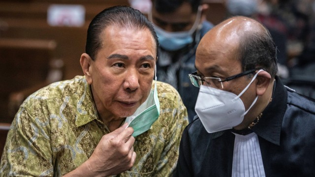 Terpidana kasus cessie Bank Bali Djoko Tjandra (kiri) berbincang dengan kuasa hukumnya sebelum menjalani sidang lanjutan di Pengadilan Tipikor, Jakarta, Kamis (19/11). Foto: Aprillio Akbar/ANTARA FOTO