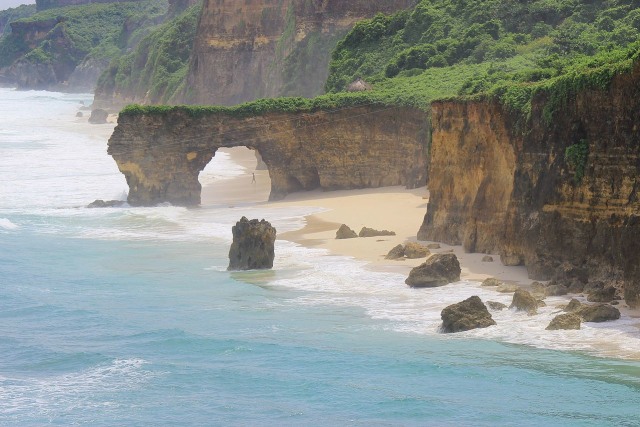 Viral Batu Cincin Ikonik Pantai Mbwana Sumba Runtuh, Begini Penampakannya (22812)