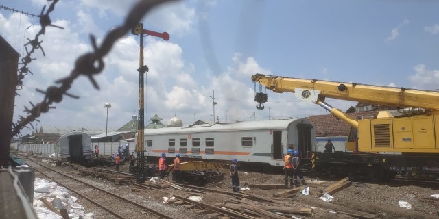 Proses evakuasi gerbong kereta yang anjlok di jalur rel 2 Stasiun Kota Lama Malang, pada Kamis (19/11/2020). Foto: Ulul Azmy