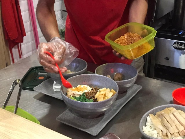 Menikmati Bakmi Ayam Halal ala Kedai Mi Mungil di Jalan Ciranjang (271015)