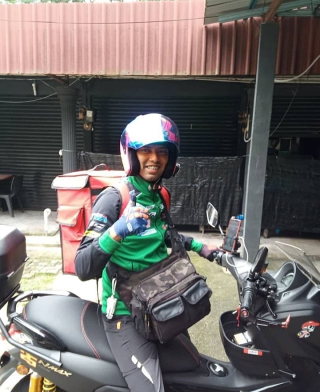 Viral mantan pebalap moto2 Malaysia jadi pengantar nasi ayam geprek. (Foto: Instagram/@azlanshah25)