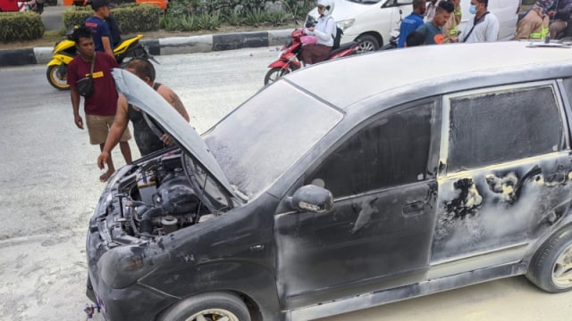 Sebuah mobil toyota Avanza terbakar di SPBU Moh Yamin, Kota Palu, Sulteng, Kamis (19/11). Foto: Istimewa