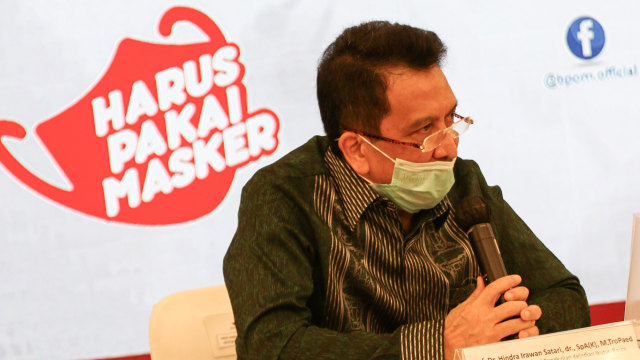 Ketua Komnas Pengkajian & Penanggulanan Kejadian Ikutan Pasca Imunisasi (PP-KIPI) Hindra Irawan Satari memberikan keterangan pers terkait pengawalan keamanan vaksin COVID-19 di Jakarta, Kamis (19/11). Foto: Rivan Awal Lingga/ANTARA FOTO