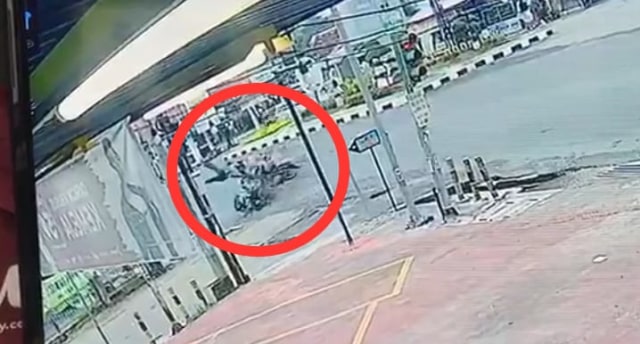 Terobos Lampu Merah, Emak-emak dan Pemuda di Jambi Saling Tabrakan (1340)