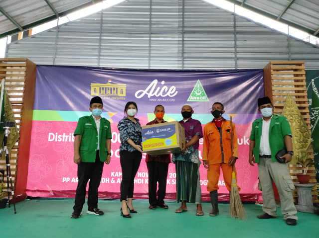 Sylvana Brand Manager AICE Group menyerahkan secara simbolis masker medis SHIELD dalam misi kemanusiaan pembagian 5 juta masker medis yang dijalankan oleh Gerakan Pemuda Ansor (GP Ansor), Kantor Staf Presiden (KSP) dan produsen es krim Aice Group di Yogyakarta Kamis (19/11).